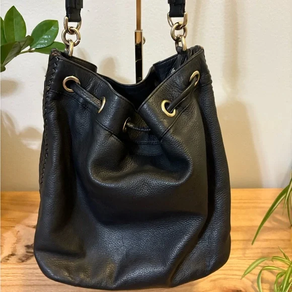 Black leather Cole Haan bucket shoulder bag with bronze hardware - Picture 3 of 5